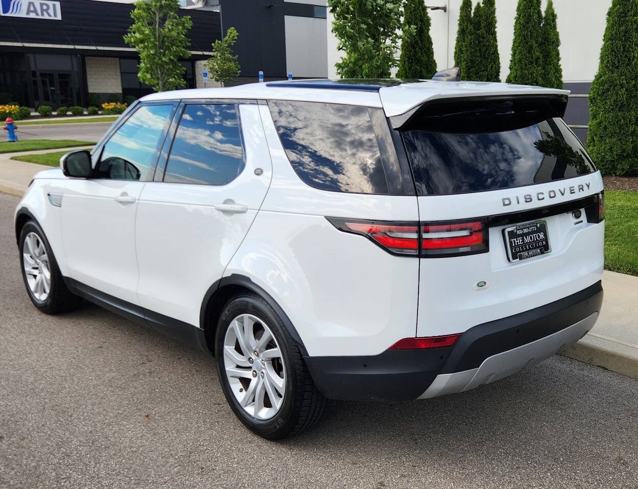 Used 2020 Land Rover Discovery HSE AWD/4WD image 3