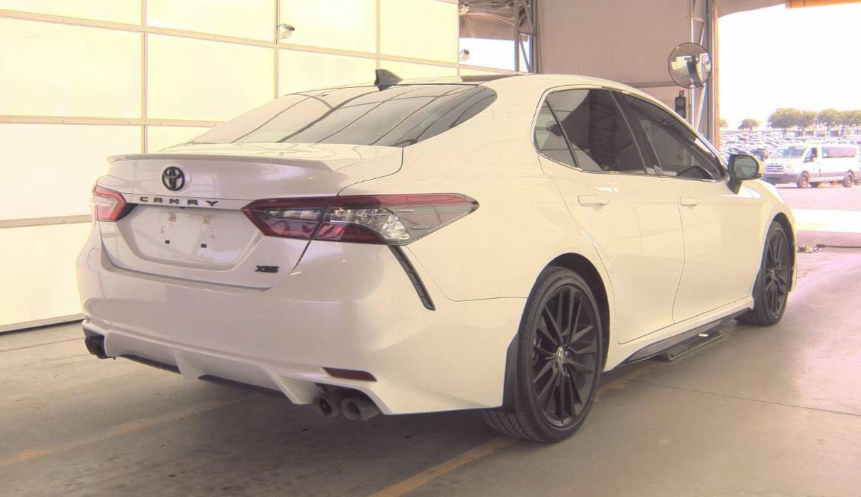 Used 2022 Toyota Camry XSE FWD image 3