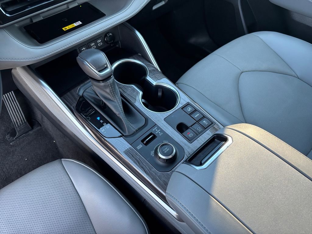 Used 2023 Toyota Highlander Limited AWD/4WD image 19