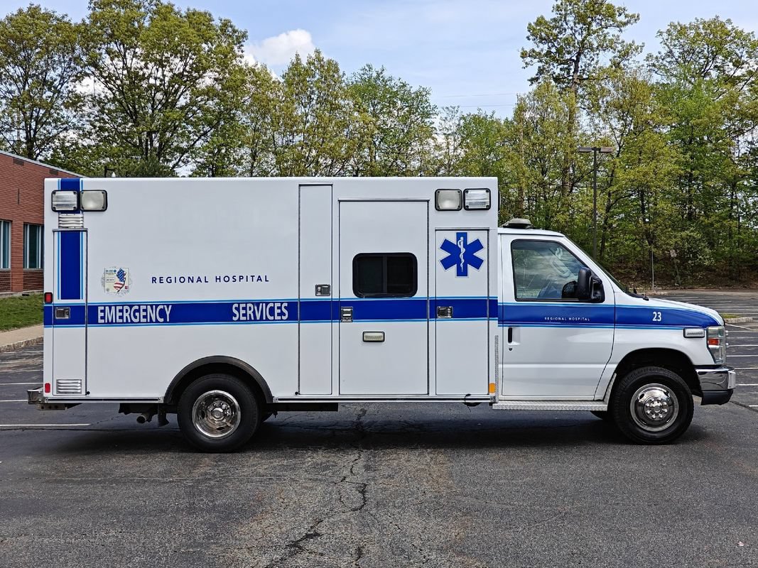 Used 2012 Ford E-450 and Econoline 450 Super Duty w/ Ambulance Prep Pkg RWD image 3