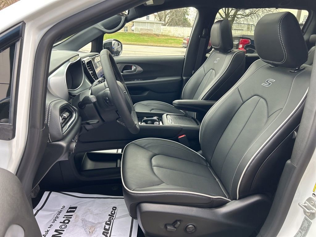 New 2026 Chrysler Pacifica Limited w/ S Appearance Package FWD image 36