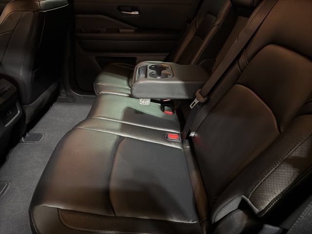 Used 2025 Nissan Pathfinder SL AWD/4WD image 16