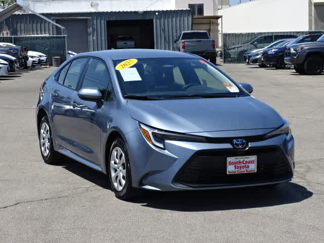 Used 2025 Toyota Corolla LE FWD image 2