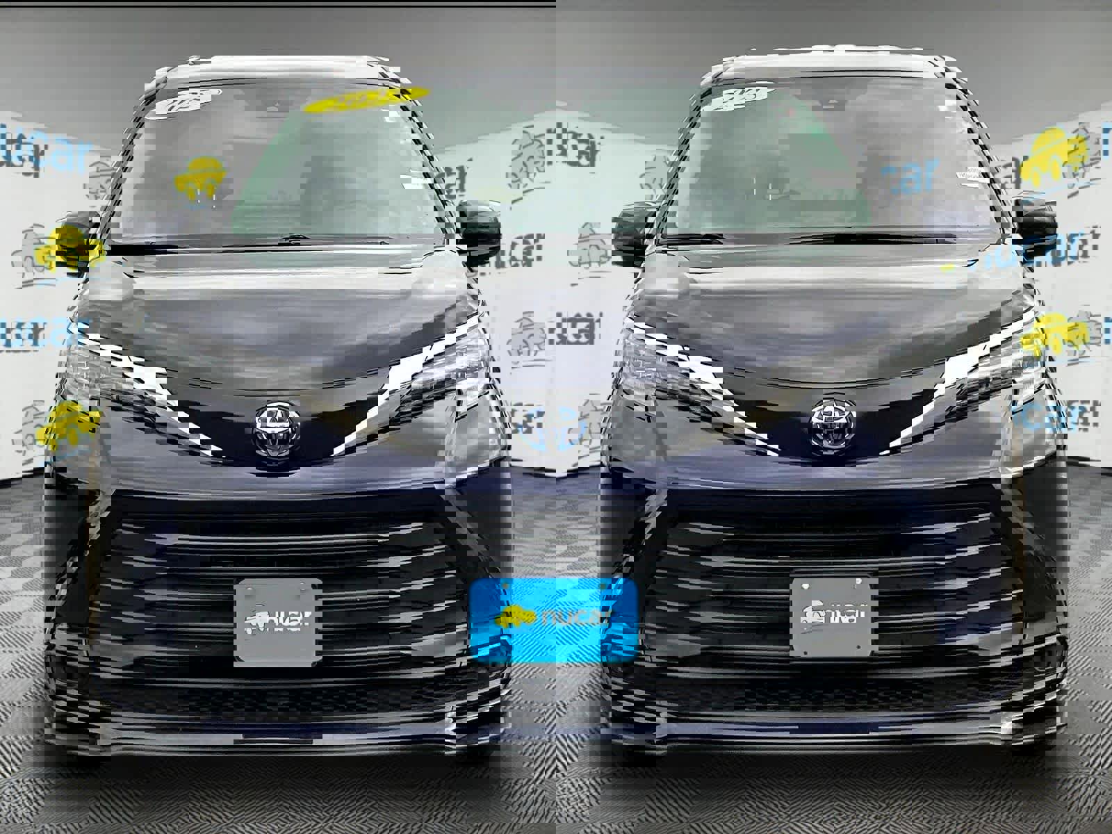 Used 2025 Toyota Sienna LE image 2