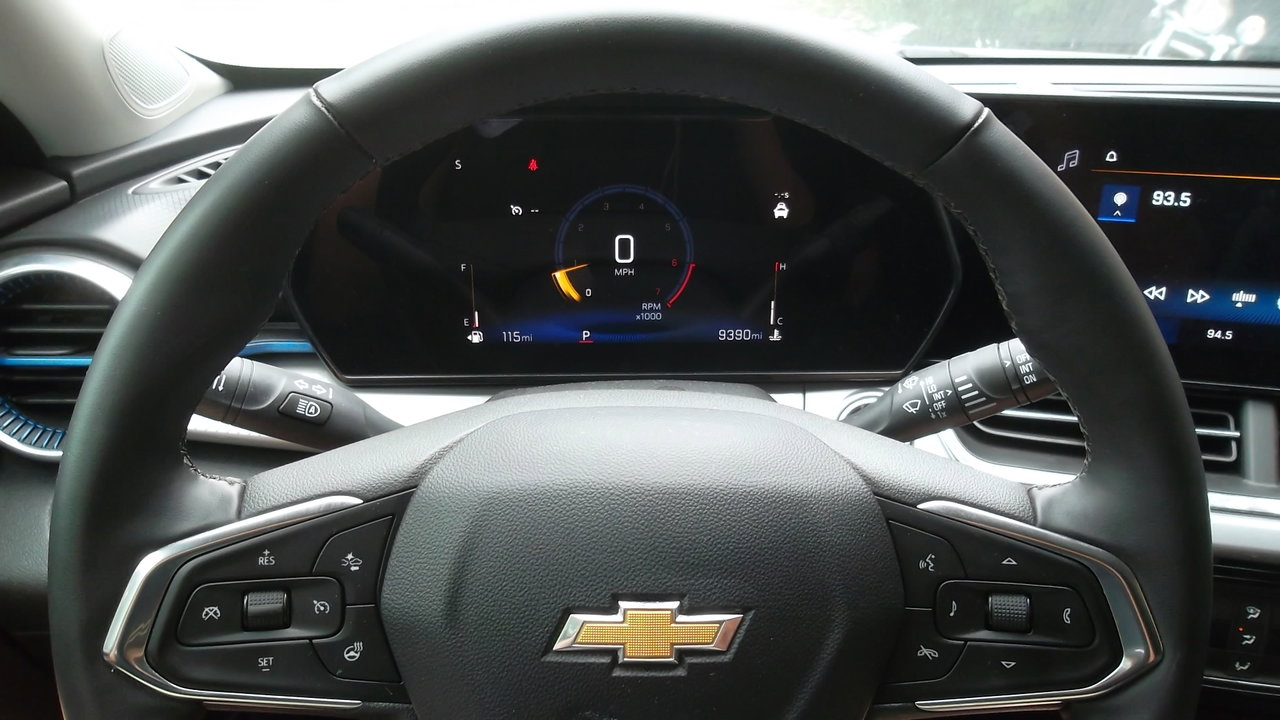 Used 2025 Chevrolet Trax LT w/ LT Convenience Package image 12