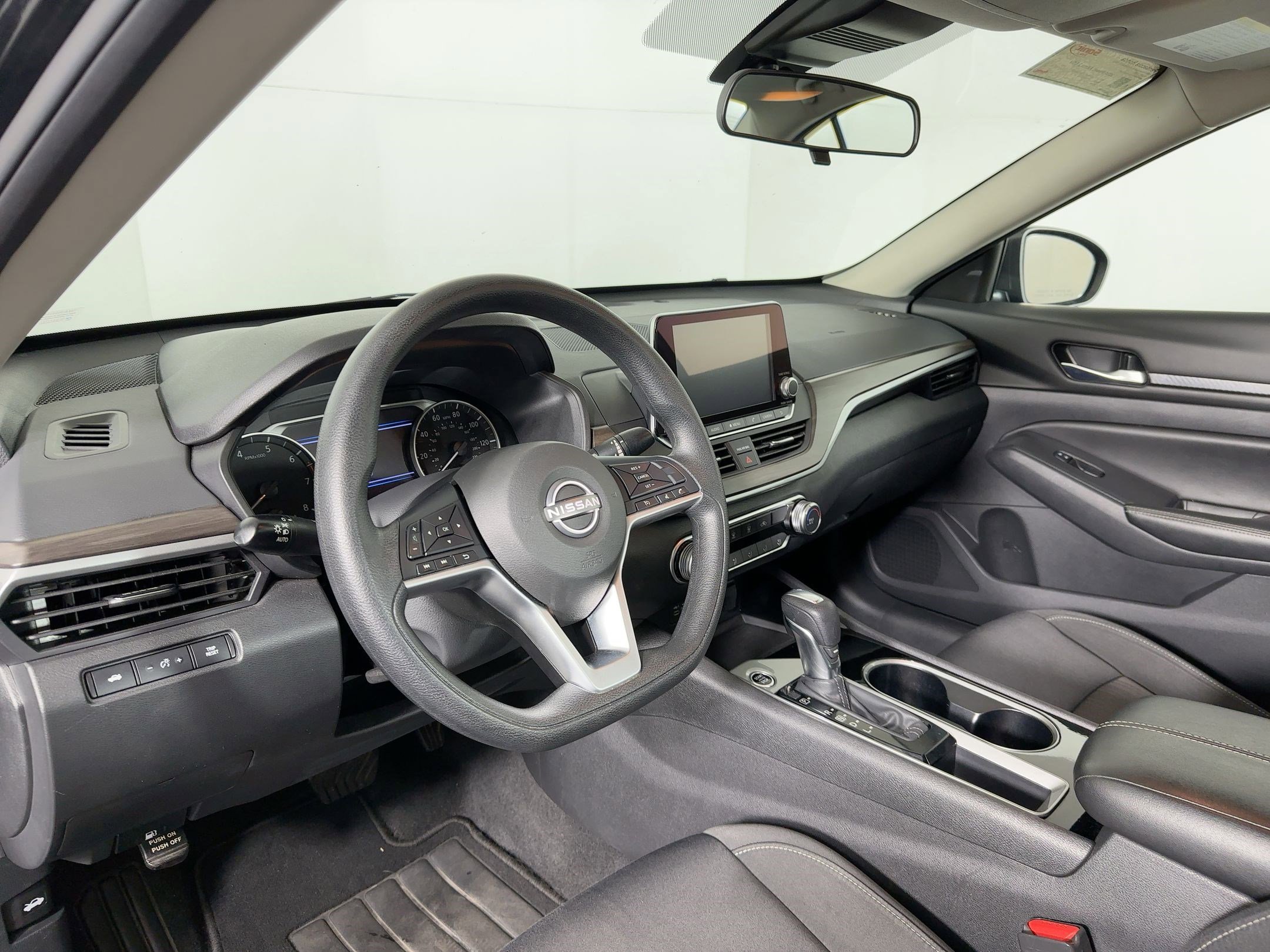 Used 2024 Nissan Altima 2.5 SV image 3