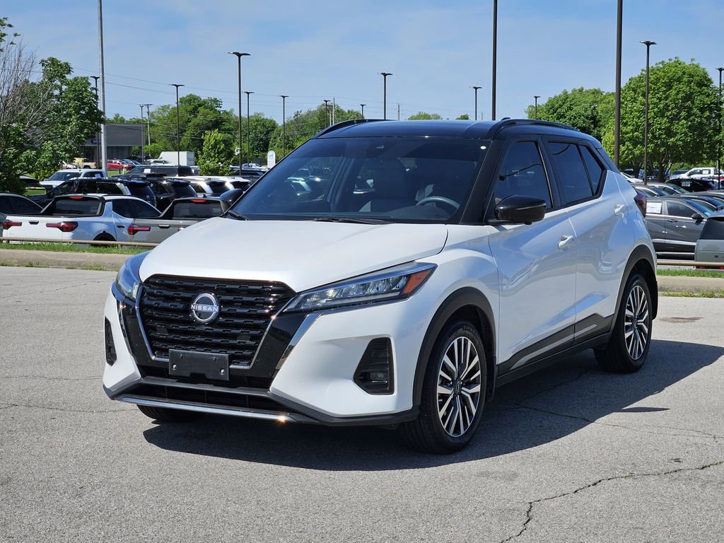 Used 2023 Nissan Kicks SR w/ SR Premium Package FWD image 2