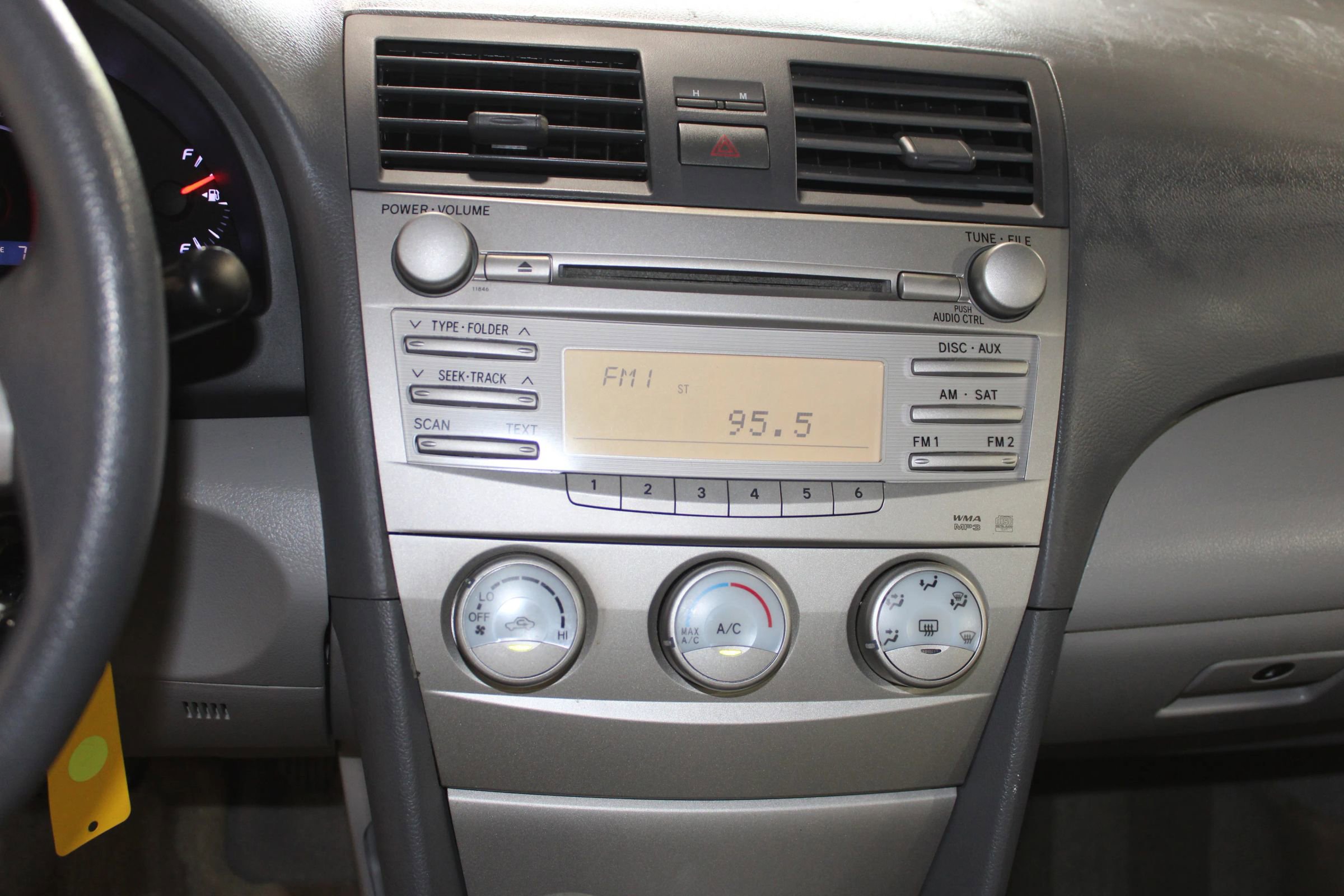 Used 2010 Toyota Camry LE image 13