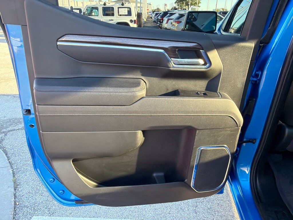 Used 2025 Chevrolet Silverado 1500 LT Trail Boss w/ Convenience Package II AWD/4WD image 18