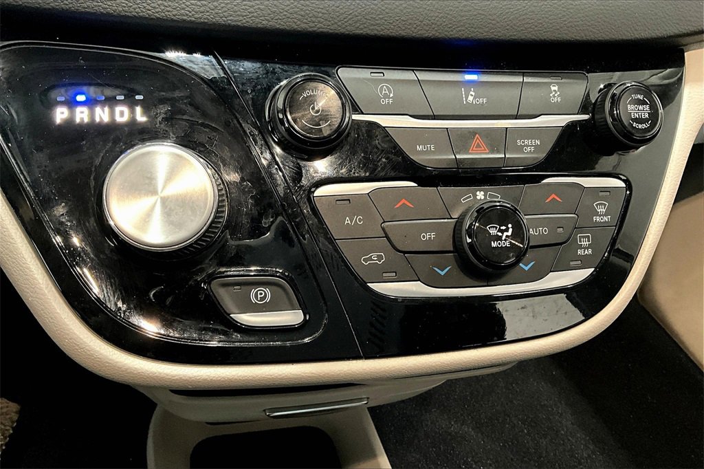 Used 2022 Chrysler Pacifica Touring-L image 14