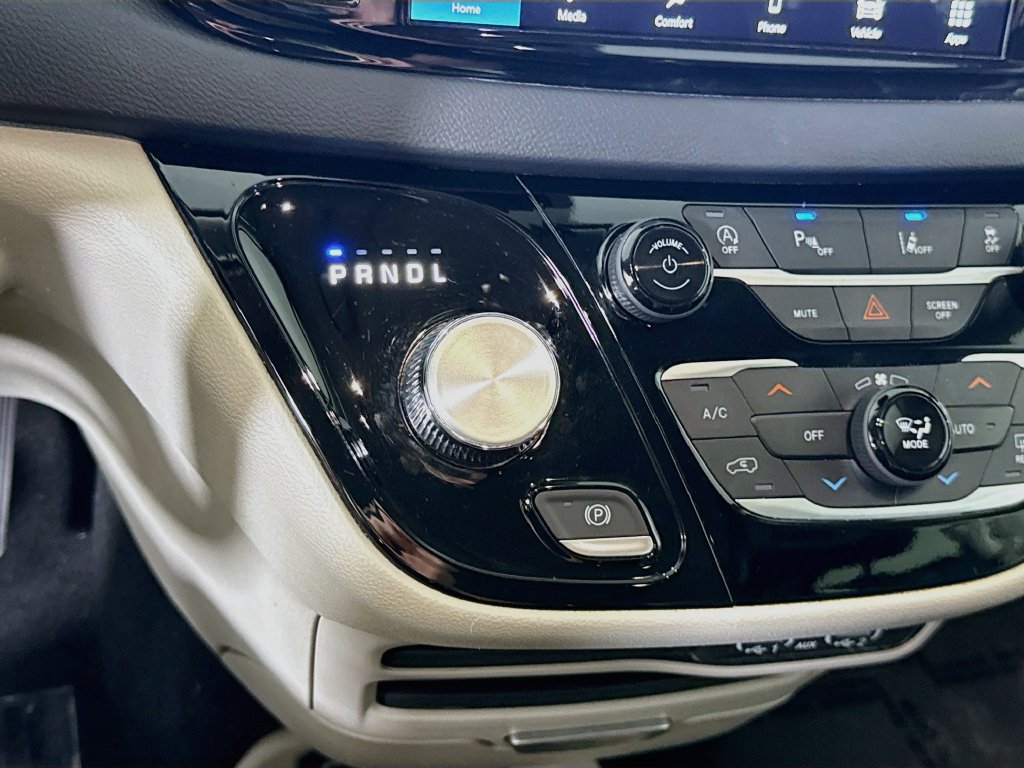 Used 2024 Chrysler Pacifica Touring-L FWD image 10
