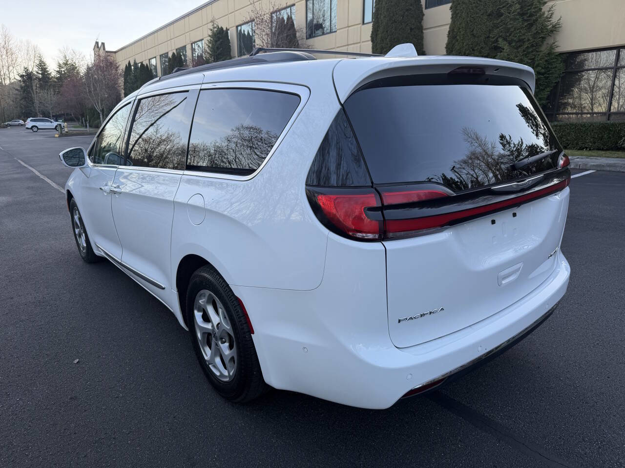 Used 2022 Chrysler Pacifica Limited image 10