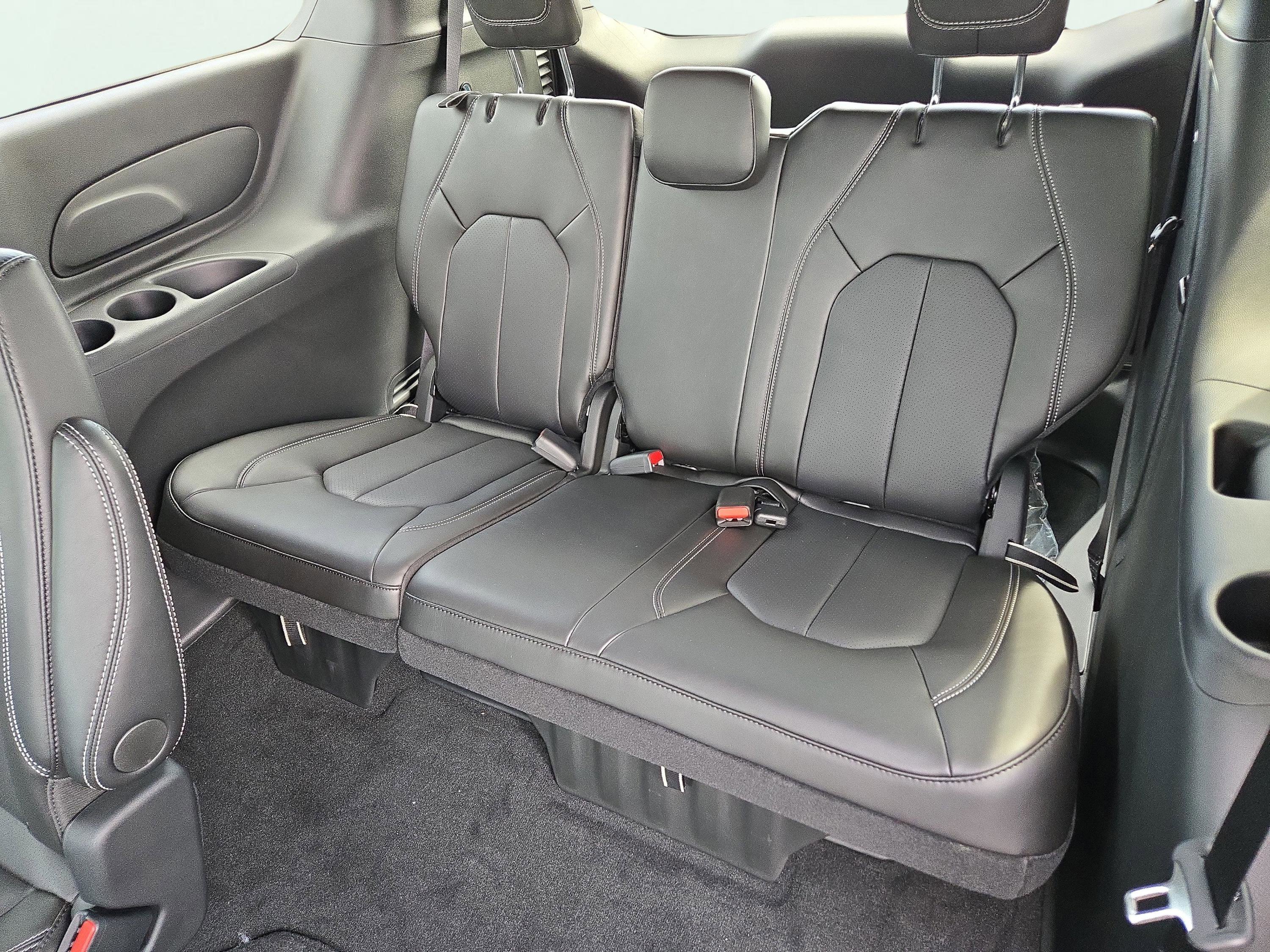 New 2026 Chrysler Pacifica Select image 12