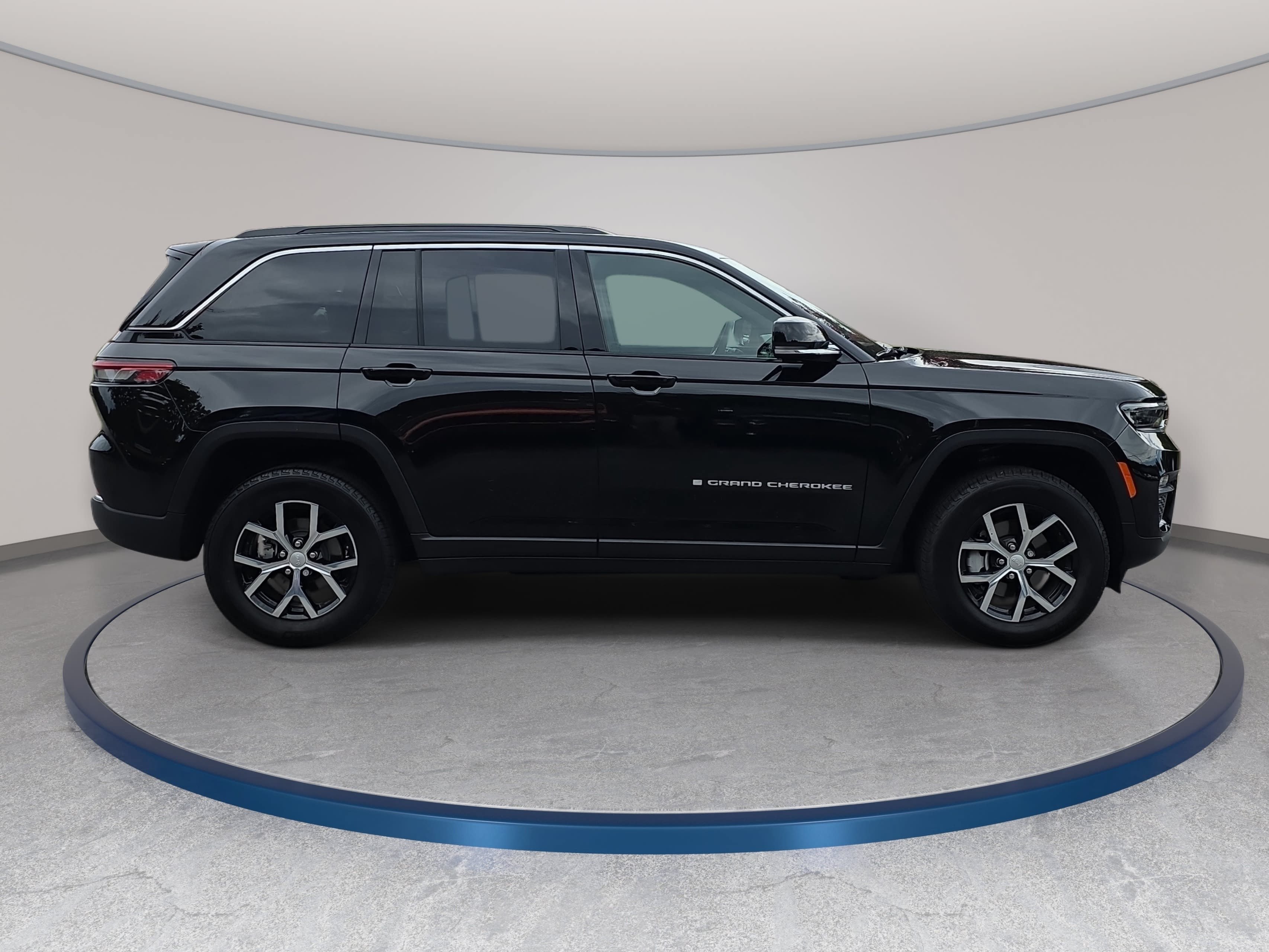 Used 2025 Jeep Grand Cherokee Limited w/ Trailer Tow Package AWD/4WD image 4