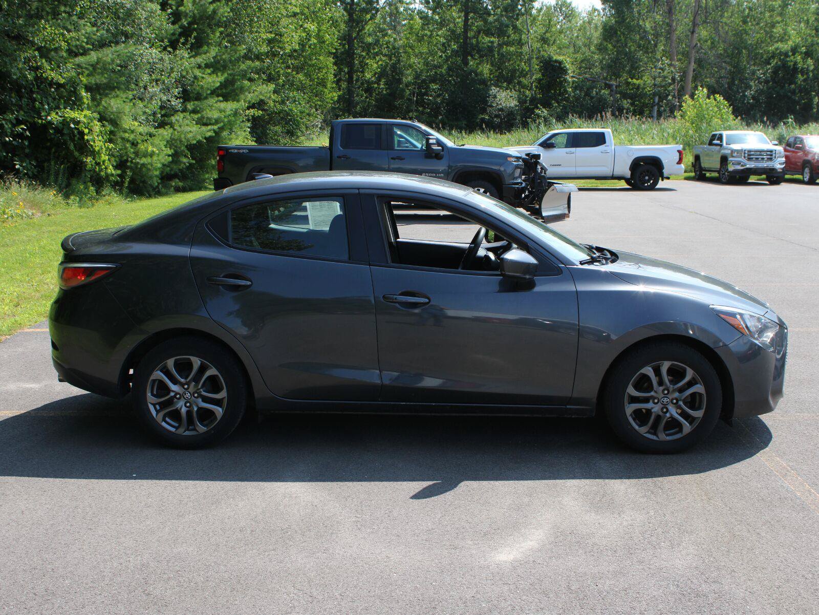 Used 2019 Toyota Yaris LE FWD image 4
