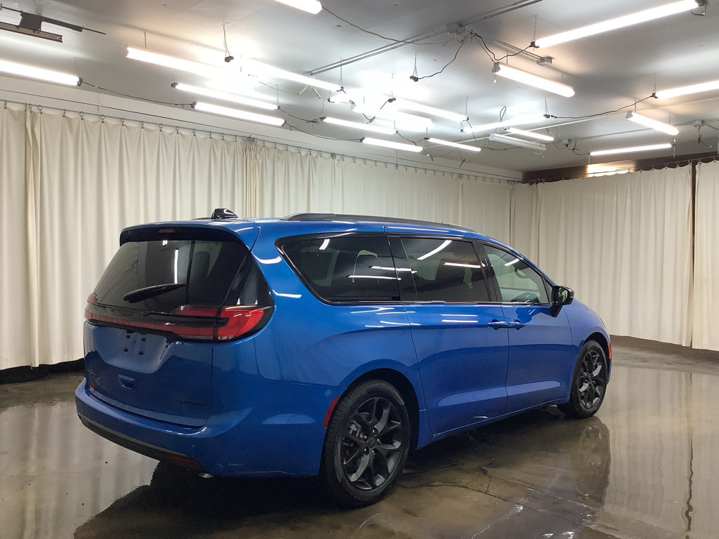 New 2027 Chrysler Pacifica Limited FWD image 5