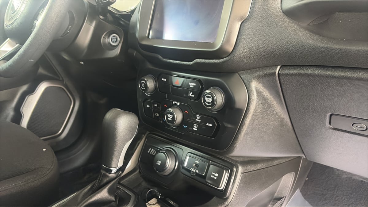 Used 2023 Jeep Renegade Latitude AWD/4WD image 13