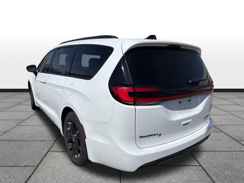 Used 2025 Chrysler Pacifica Limited image 7