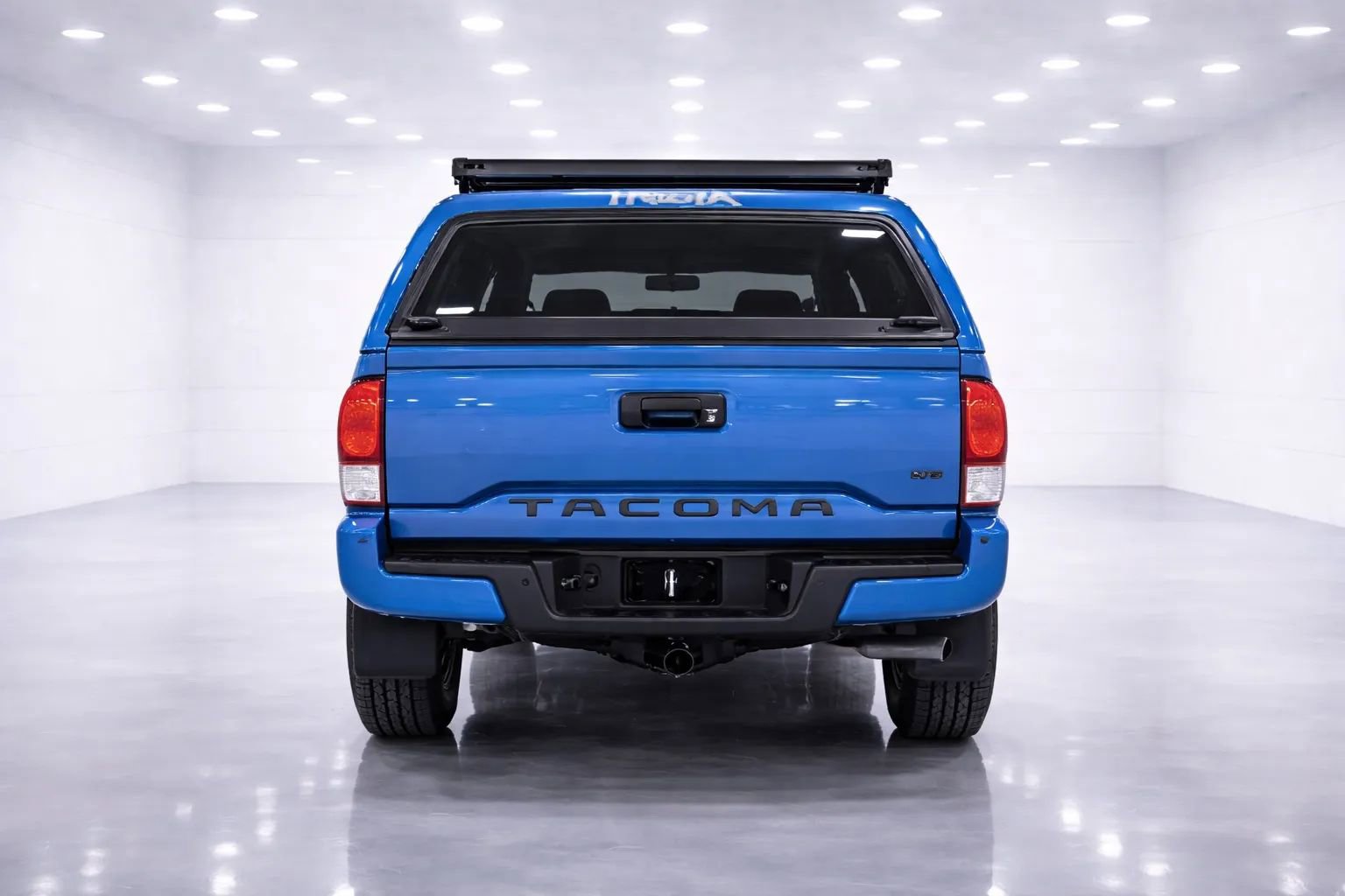 Used 2017 Toyota Tacoma TRD Sport w/ Premium & Technology Package image 4