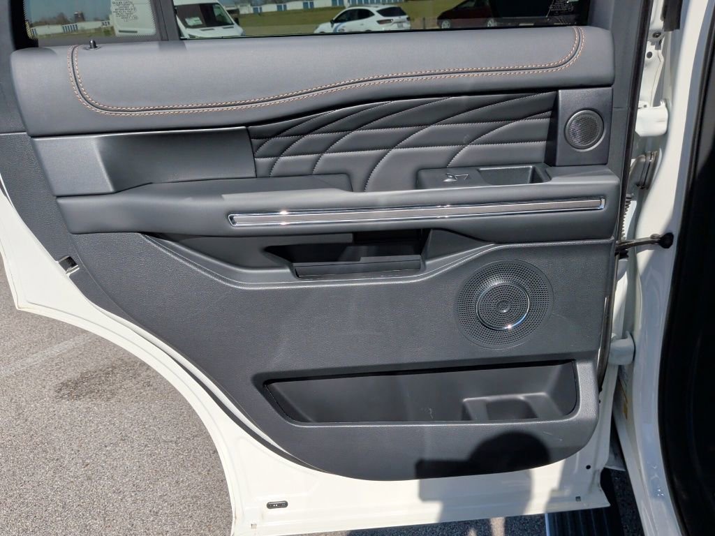 Used 2024 Ford Expedition Platinum image 37
