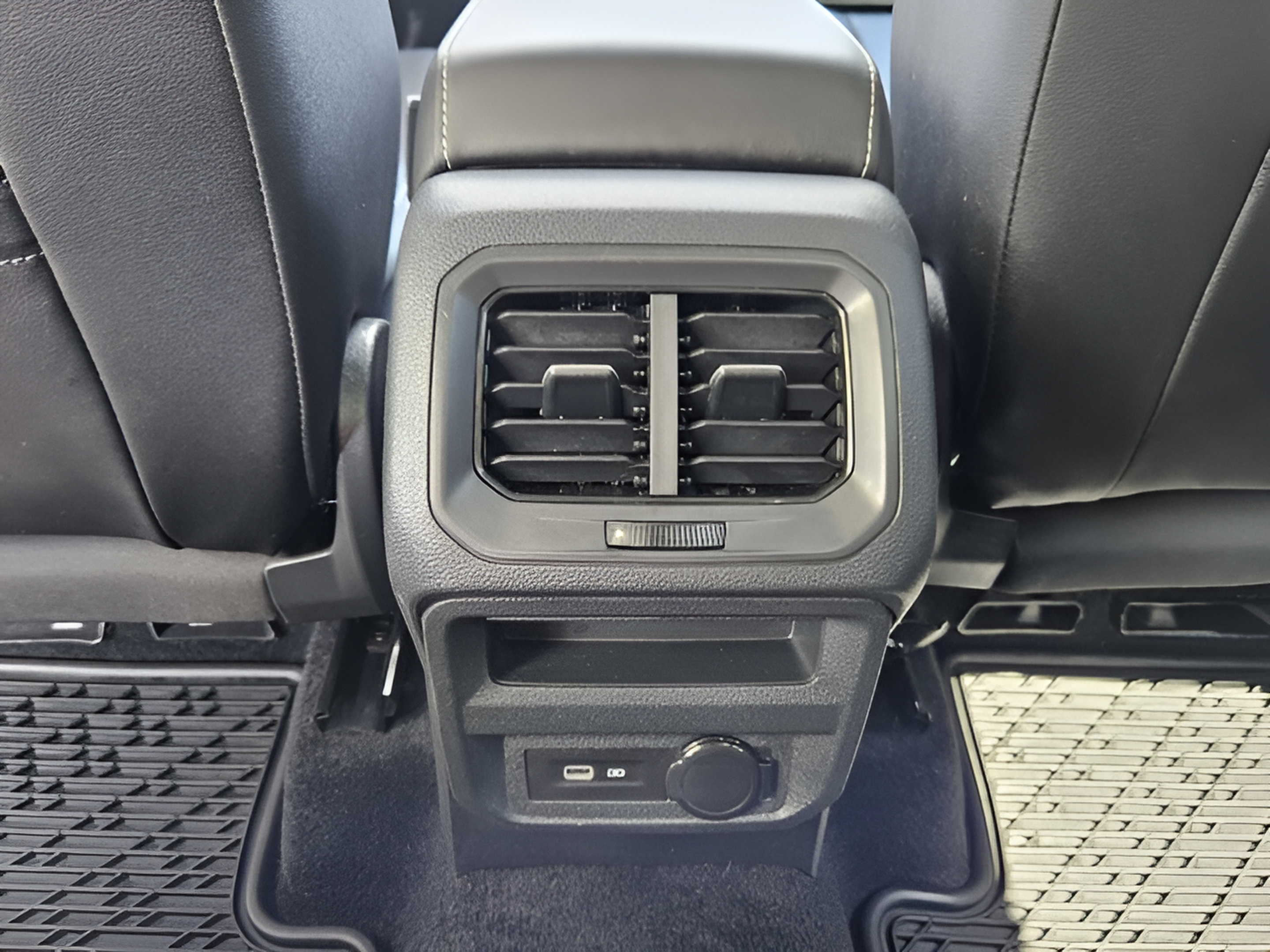 Certified 2023 Volkswagen Tiguan SE R-Line FWD image 10