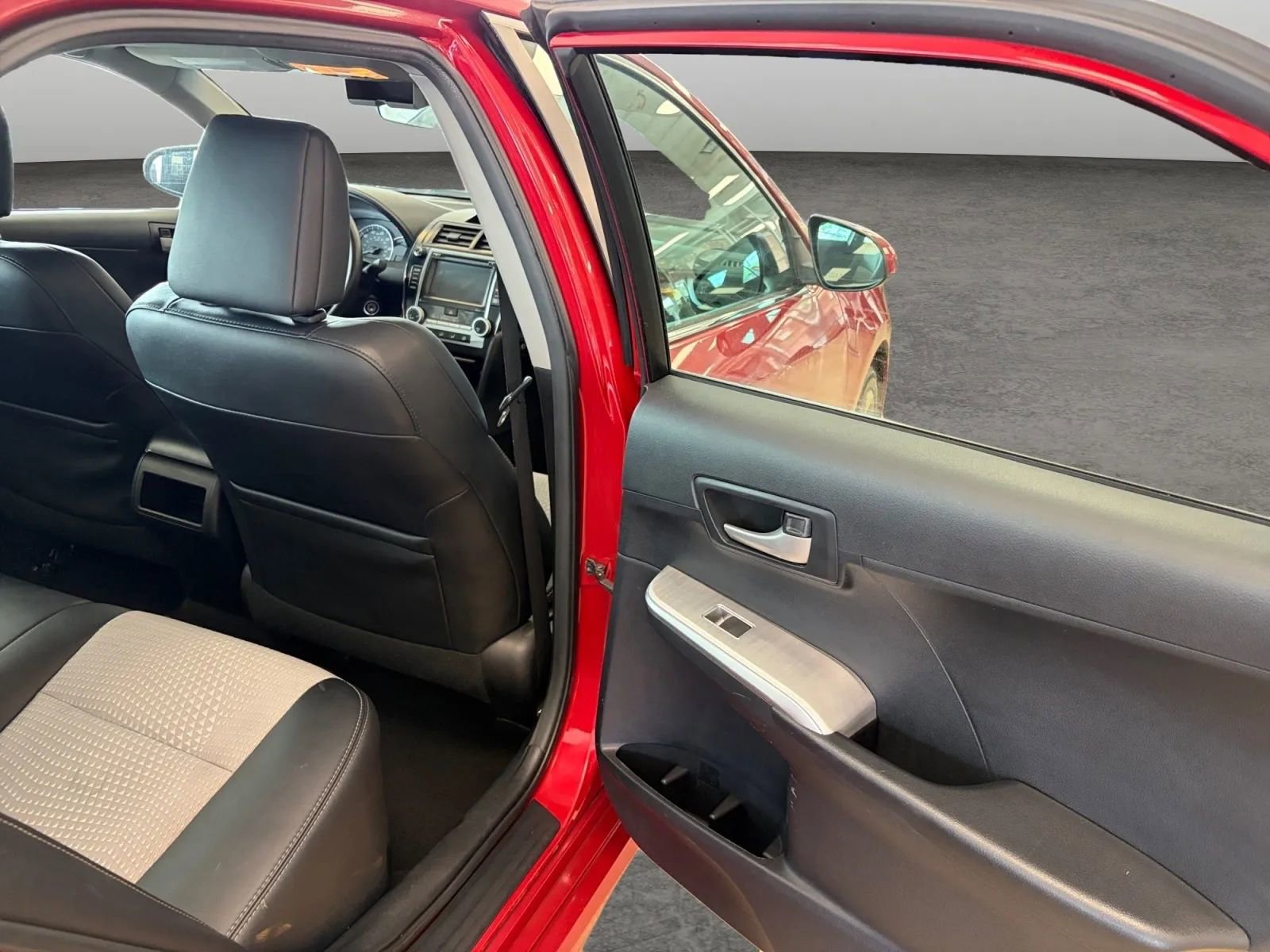 Used 2014 Toyota Camry SE FWD image 17