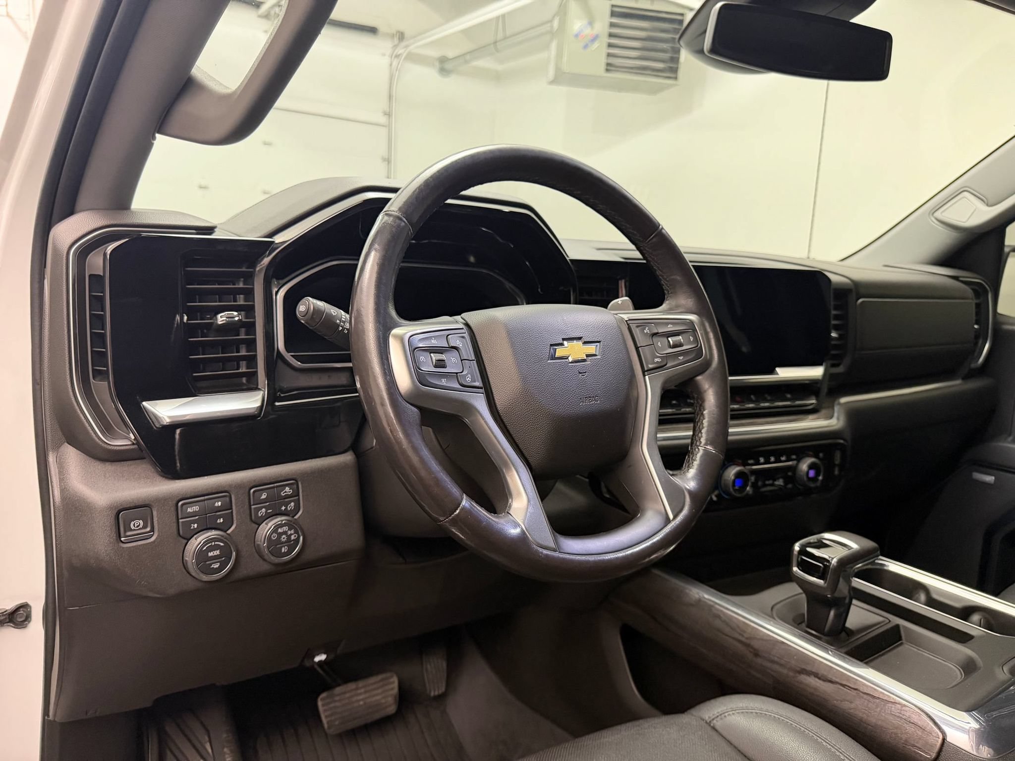 Used 2022 Chevrolet Silverado 1500 LTZ w/ LTZ Convenience Package II AWD/4WD image 4