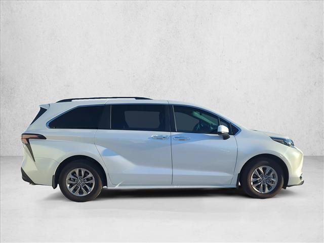 Used 2025 Toyota Sienna XLE w/ XLE Plus Package FWD image 3