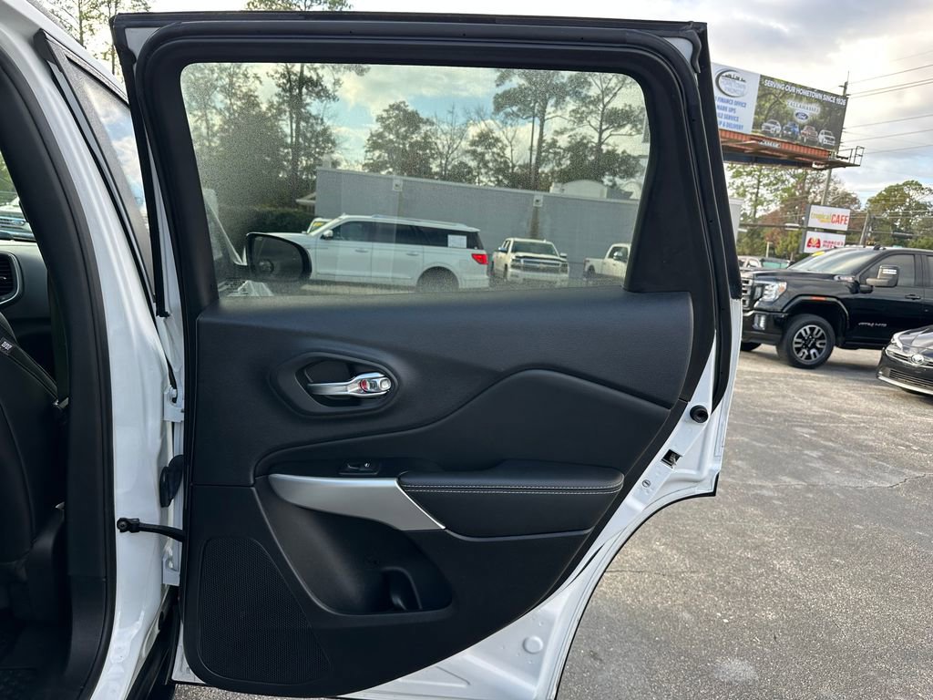 Used 2022 Jeep Cherokee Latitude w/ Sun & Sound Group image 38