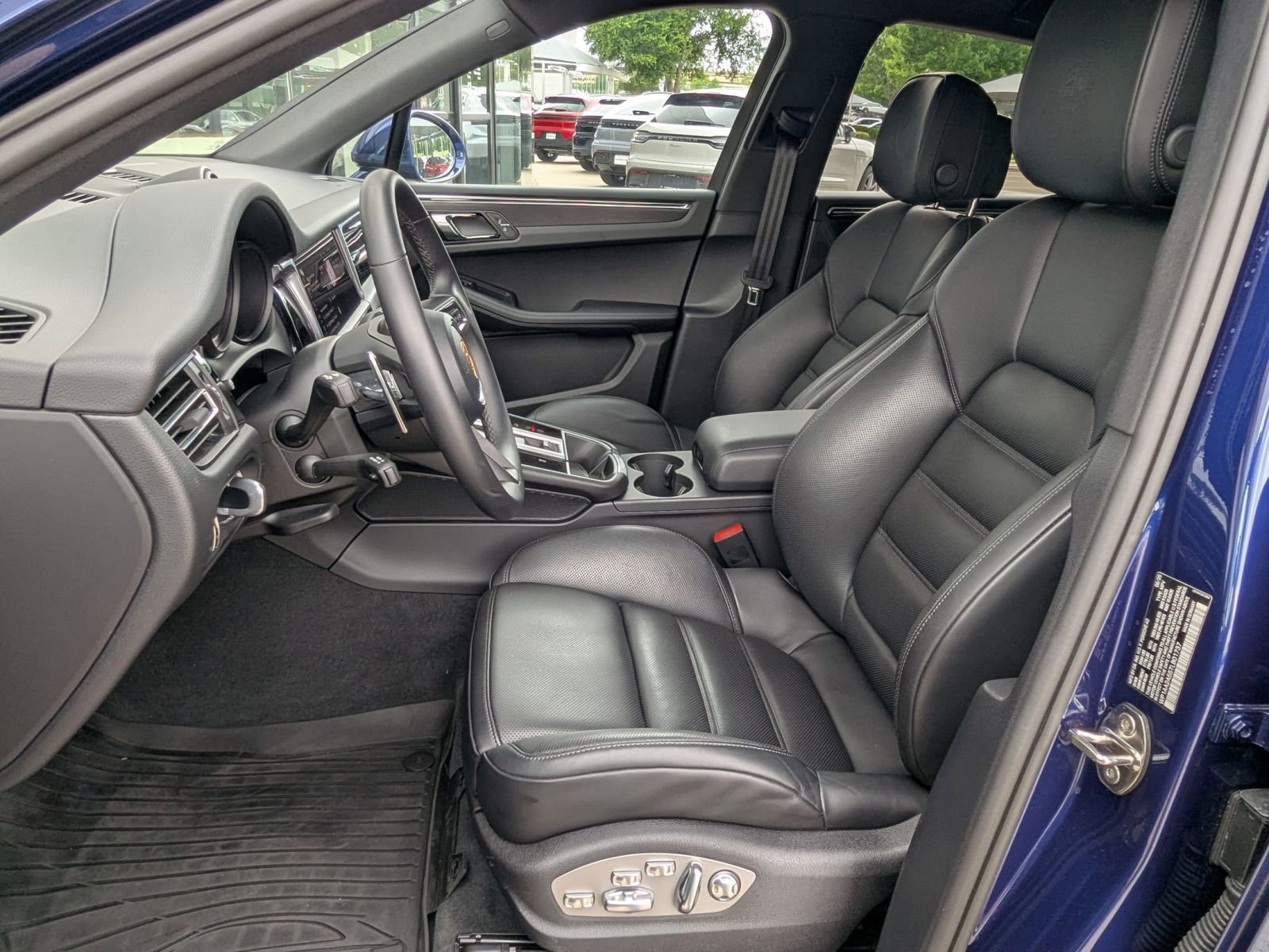 Certified 2026 Porsche Macan AWD/4WD image 5