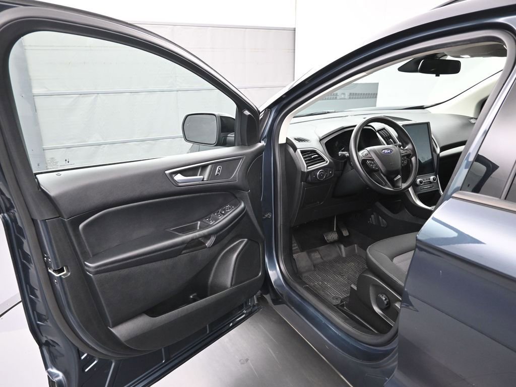 Certified 2022 Ford Edge SE w/ Black Appearance Package image 9