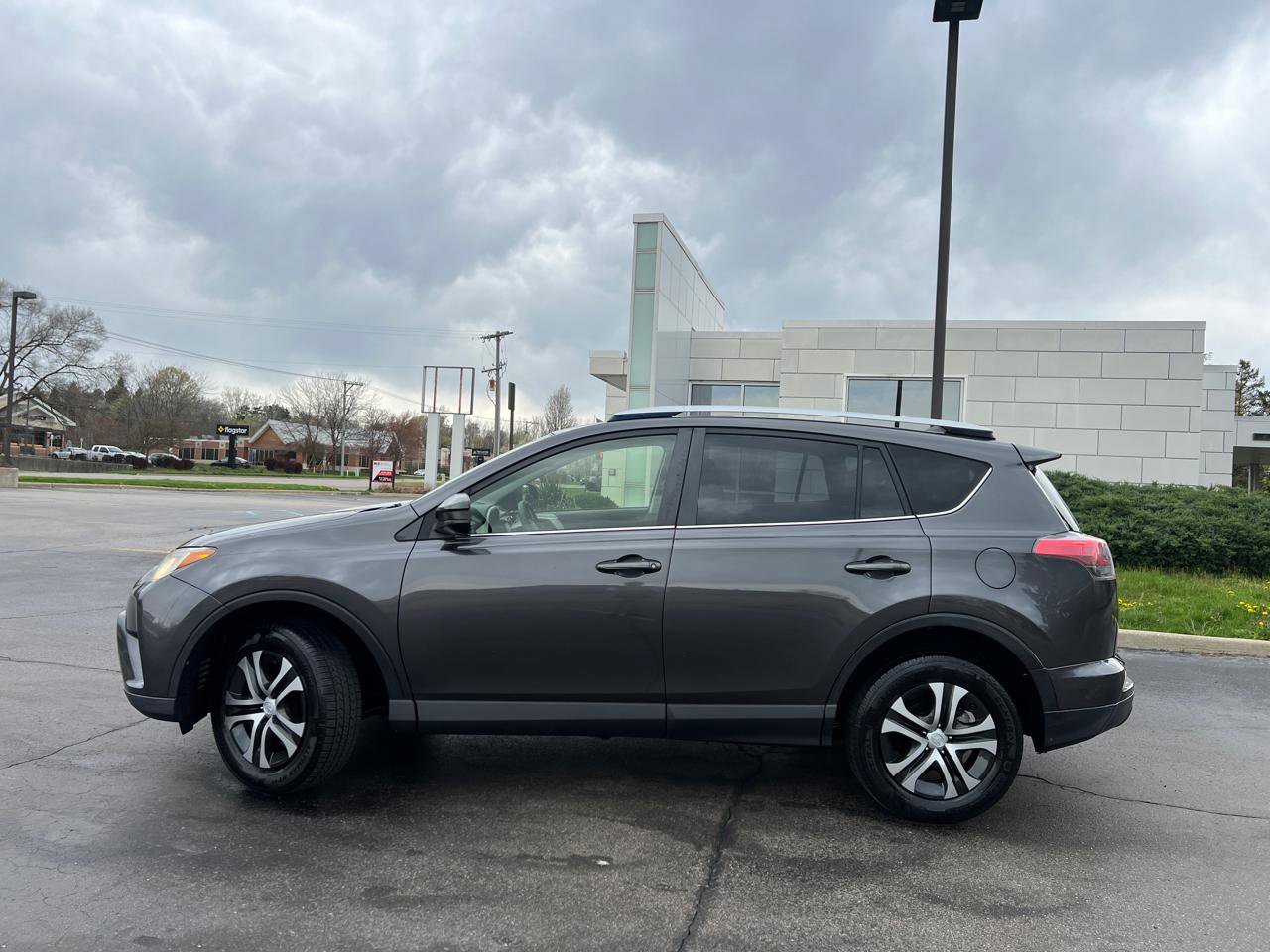 Used 2016 Toyota RAV4 LE AWD/4WD image 3