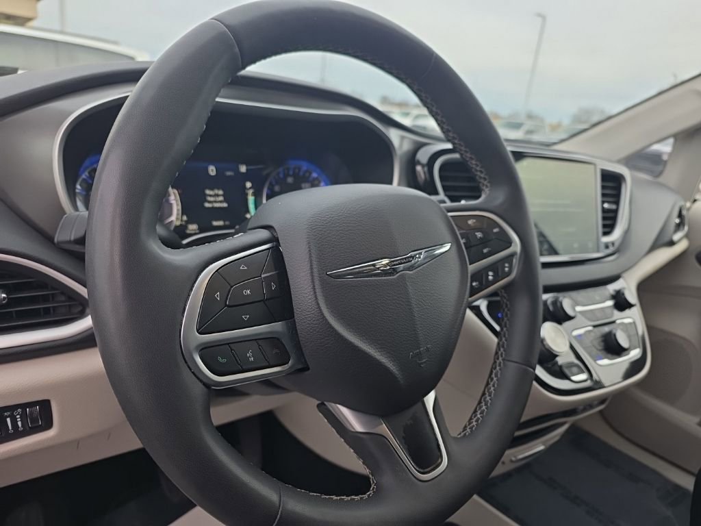 Used 2024 Chrysler Pacifica Touring-L FWD image 9