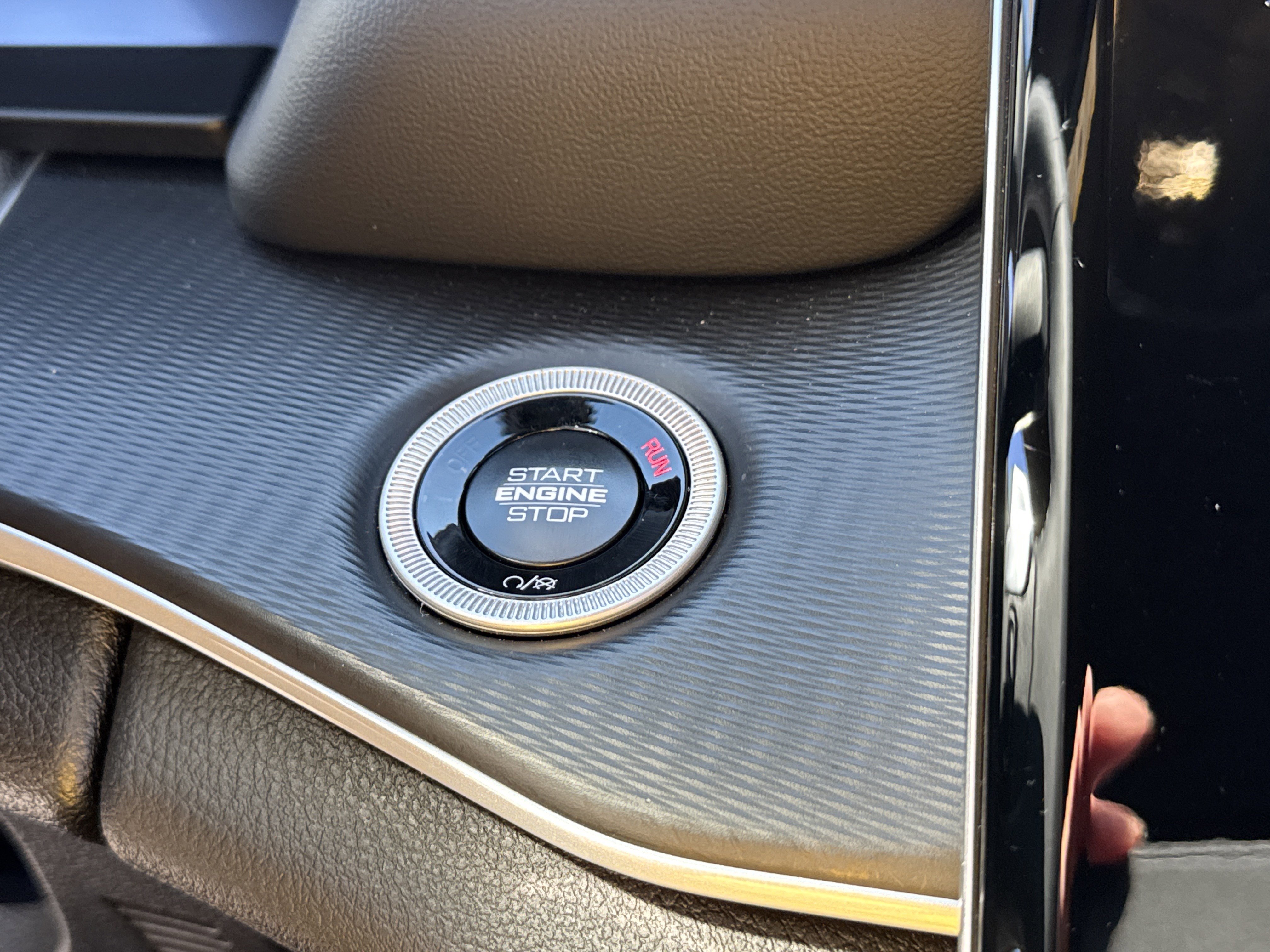 Used 2025 Jeep Grand Cherokee Laredo w/ Luxury Tech Group I image 37