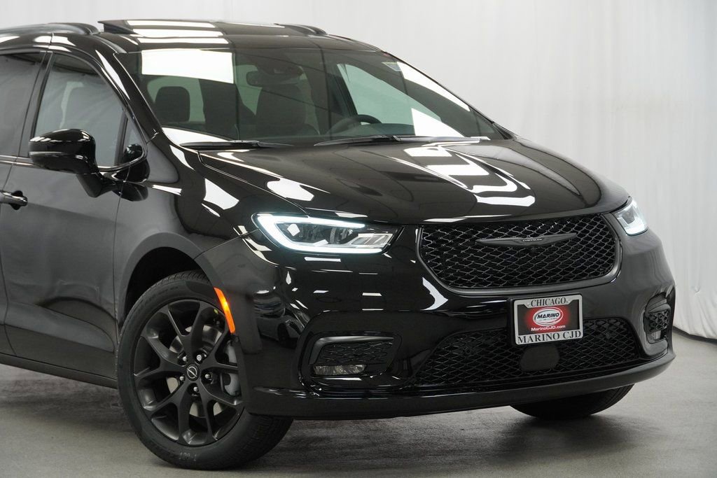 New 2026 Chrysler Pacifica Limited w/ S Appearance Package image 3