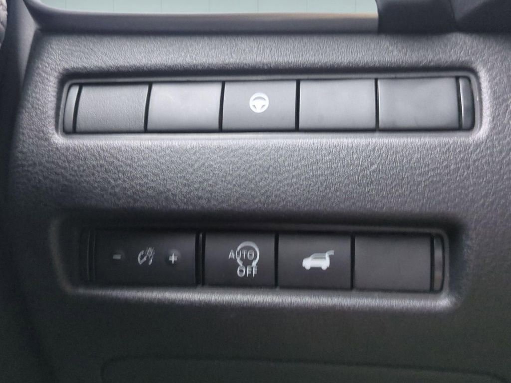 Used 2025 Nissan Rogue SV image 17