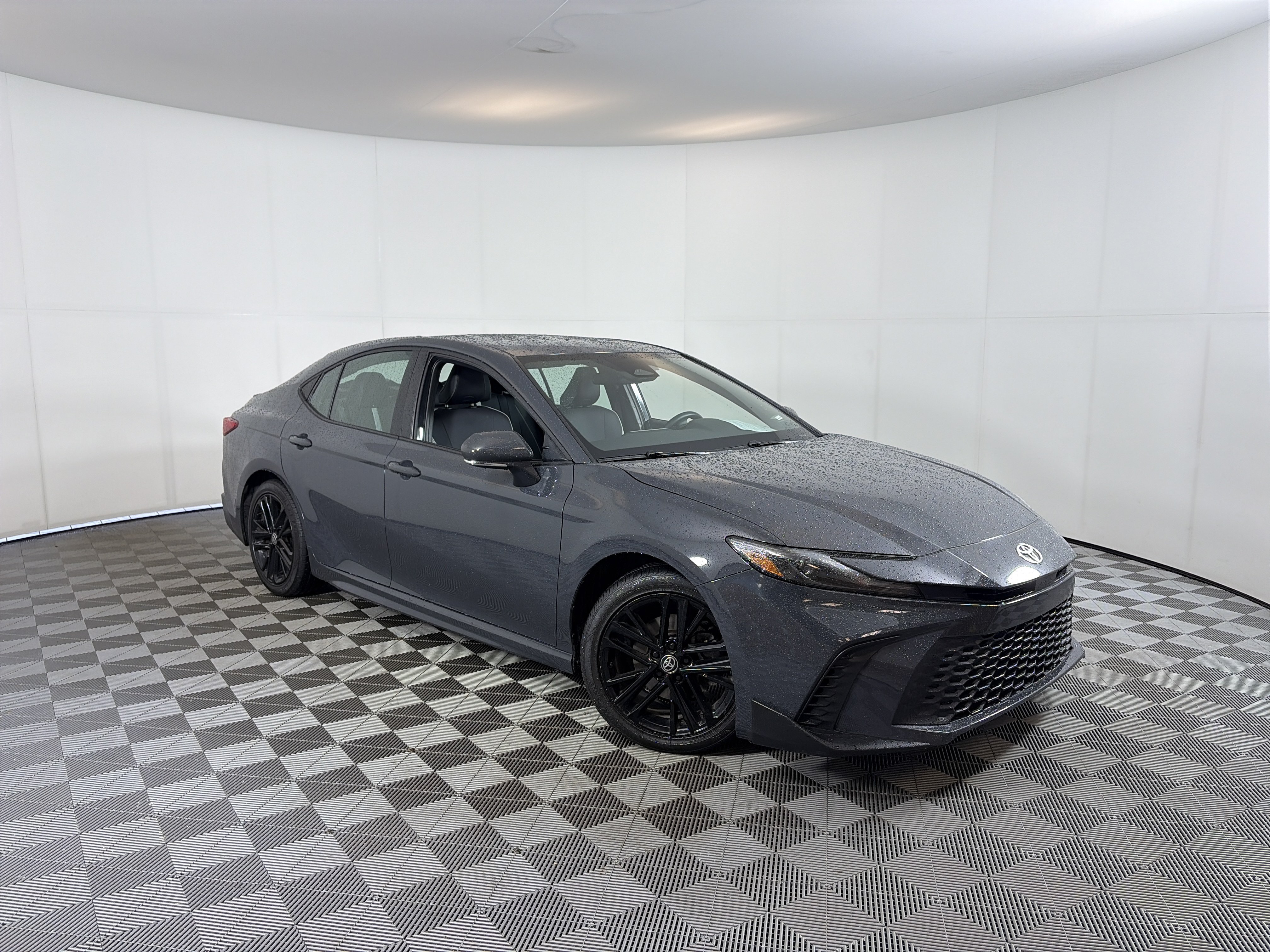 Used 2025 Toyota Camry SE FWD image 1