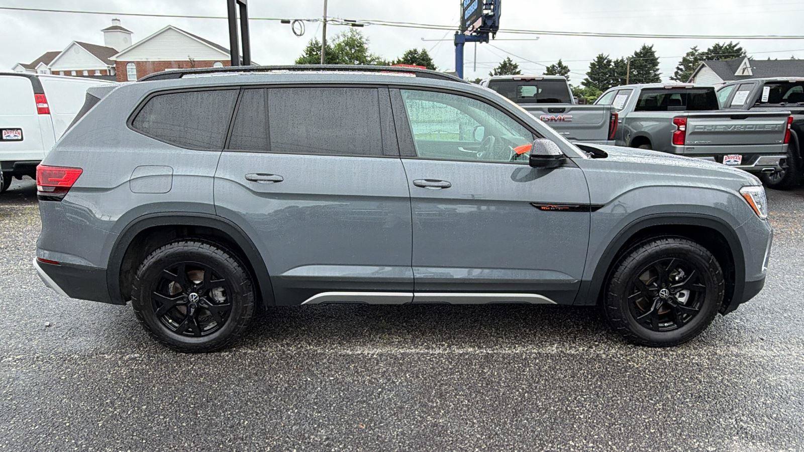 Used 2025 Volkswagen Atlas Peak Edition SE AWD/4WD image 4