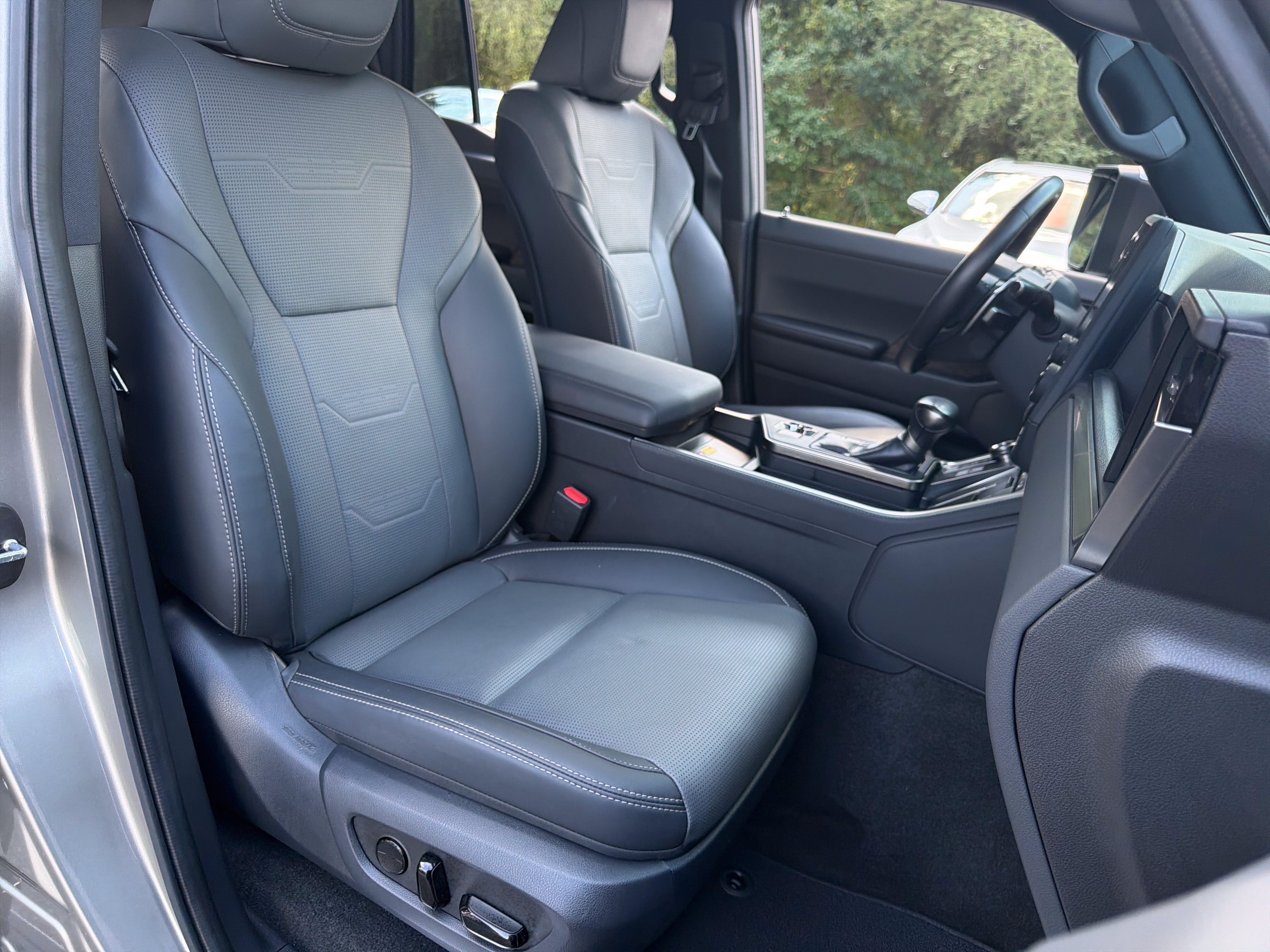 Used 2024 Lexus GX 550 w/ Accessory Package (31) AWD/4WD image 40