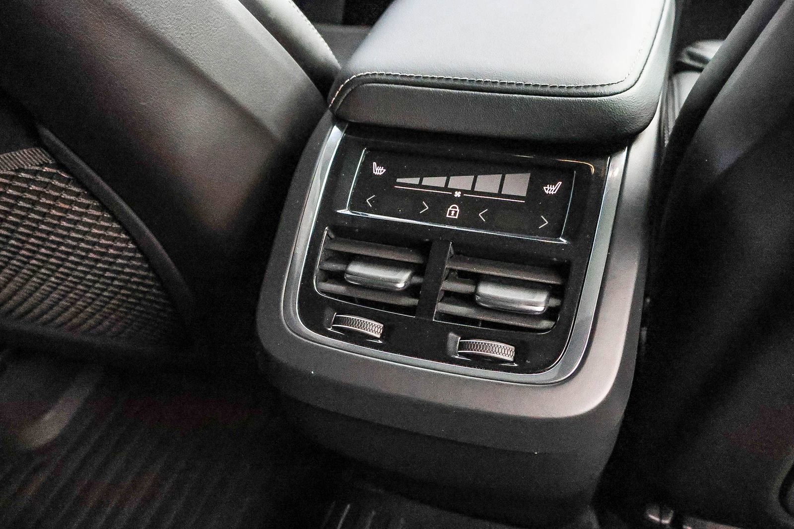 Used 2023 Volvo XC60 B5 Ultimate w/ Climate Package image 22