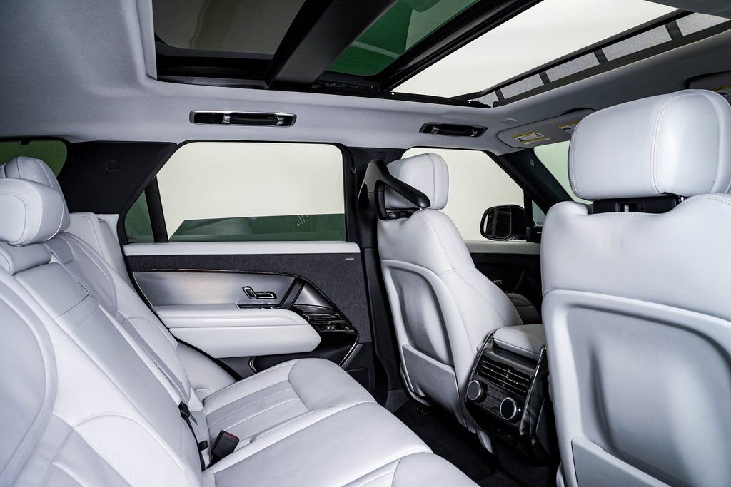 Used 2024 Land Rover Range Rover Sport SE image 16