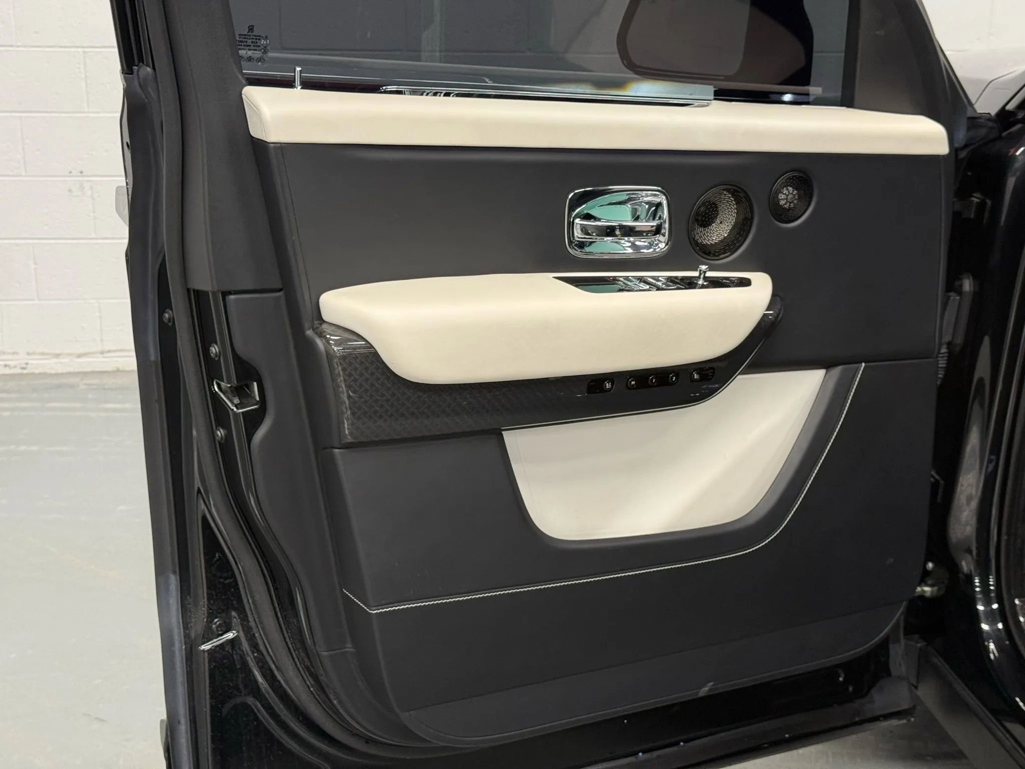 Used 2022 Rolls-Royce Cullinan Black Badge w/ Dark Exterior Package image 32
