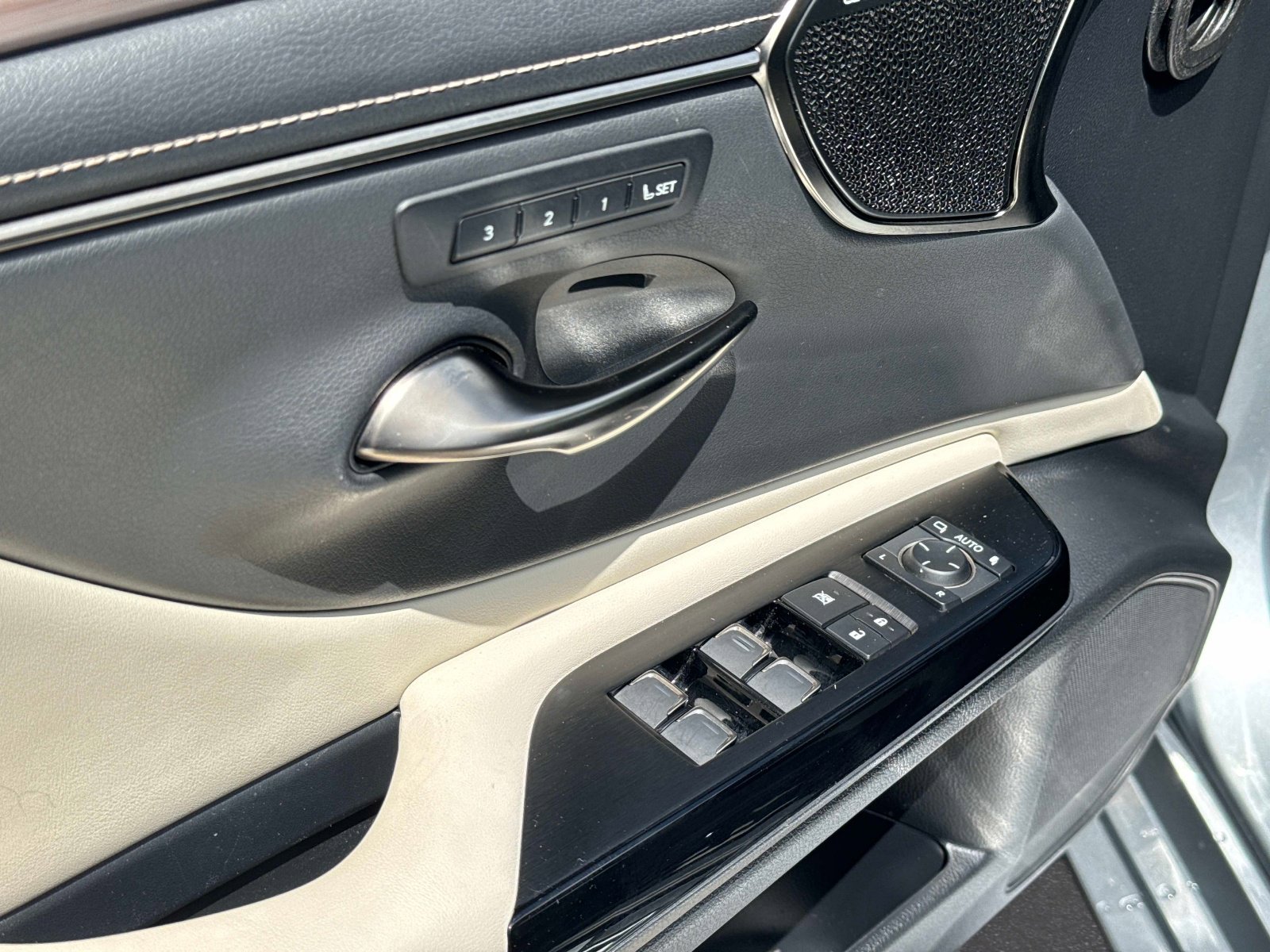 Certified 2024 Lexus ES 300h w/ Accessory Package (Z1) FWD image 18