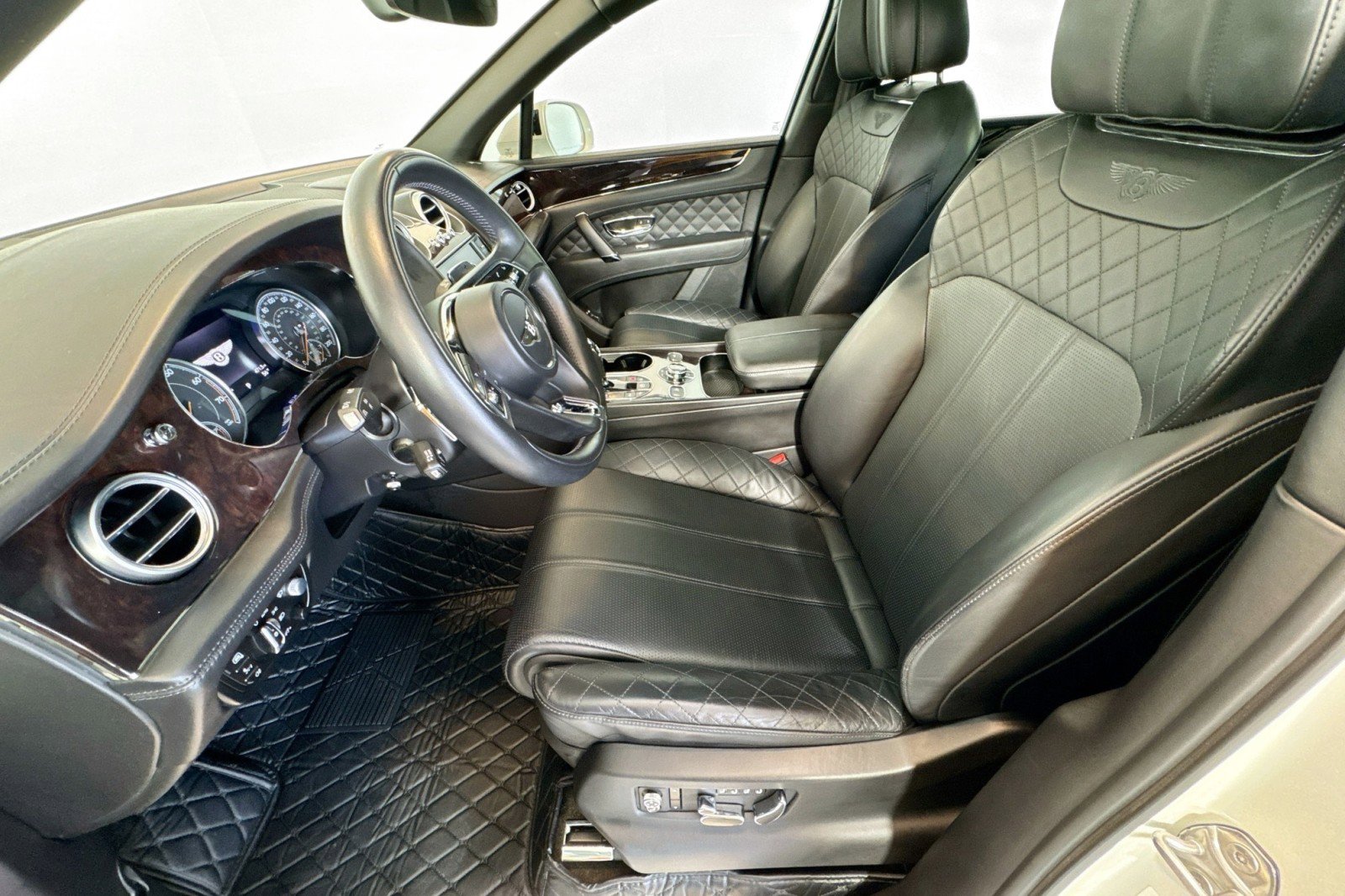 Used 2018 Bentley Bentayga image 19