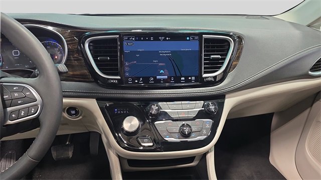 Used 2024 Chrysler Pacifica Limited image 18