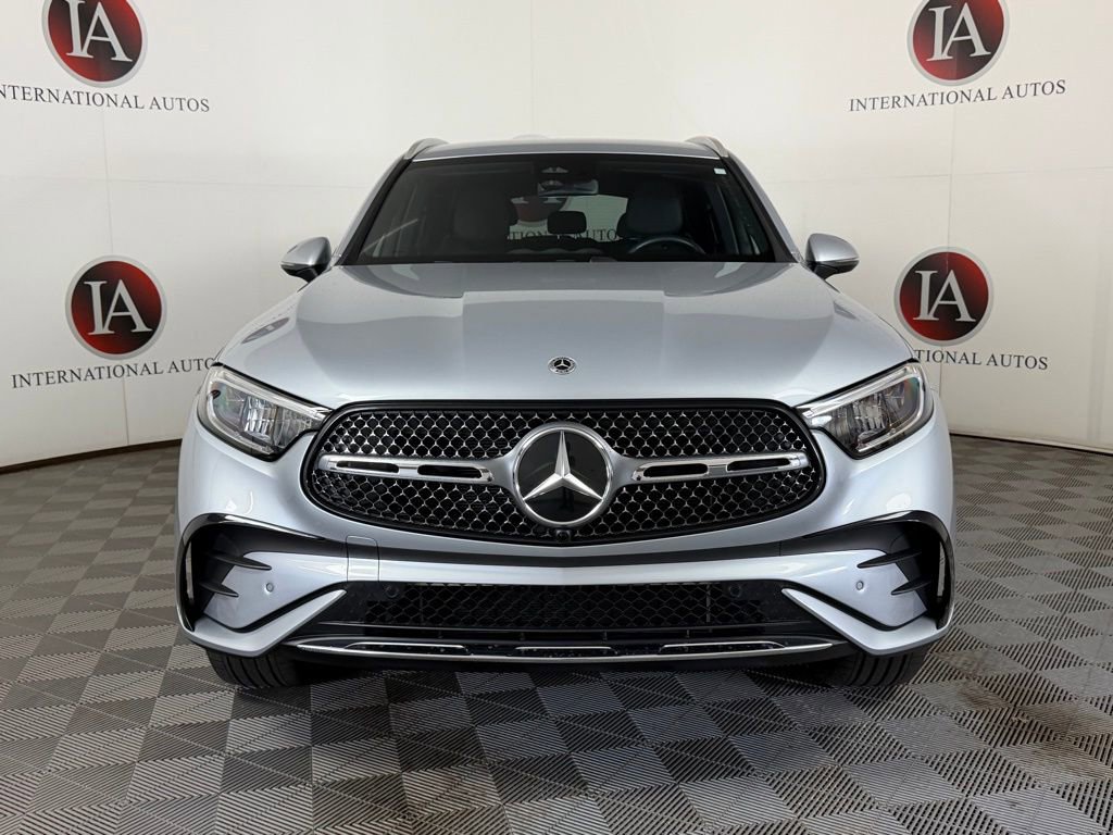 Used 2025 Mercedes-Benz GLC 300 4MATIC image 2