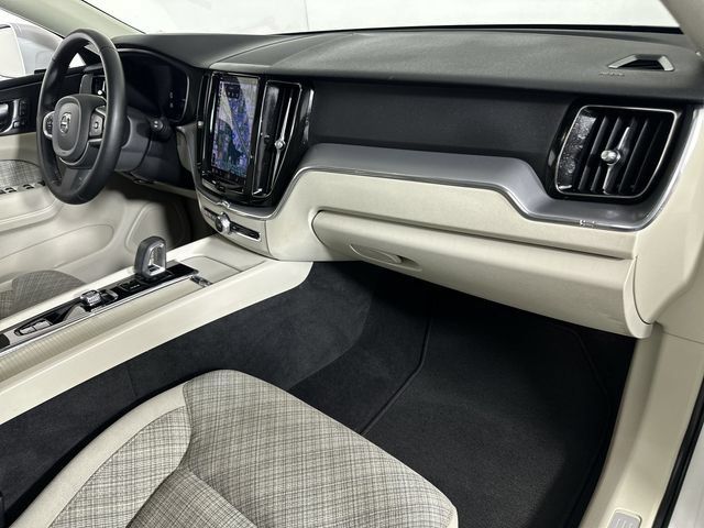 Used 2022 Volvo XC60 B5 Momentum AWD/4WD image 30