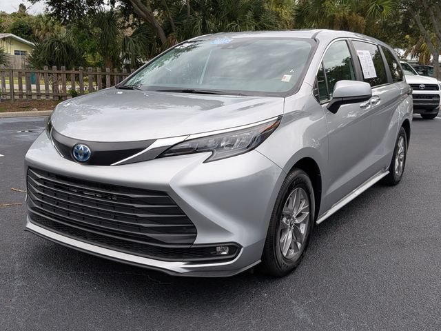 Used 2025 Toyota Sienna XLE FWD image 7