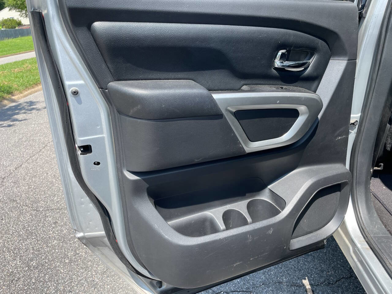 Used 2017 Nissan Titan SV RWD image 23