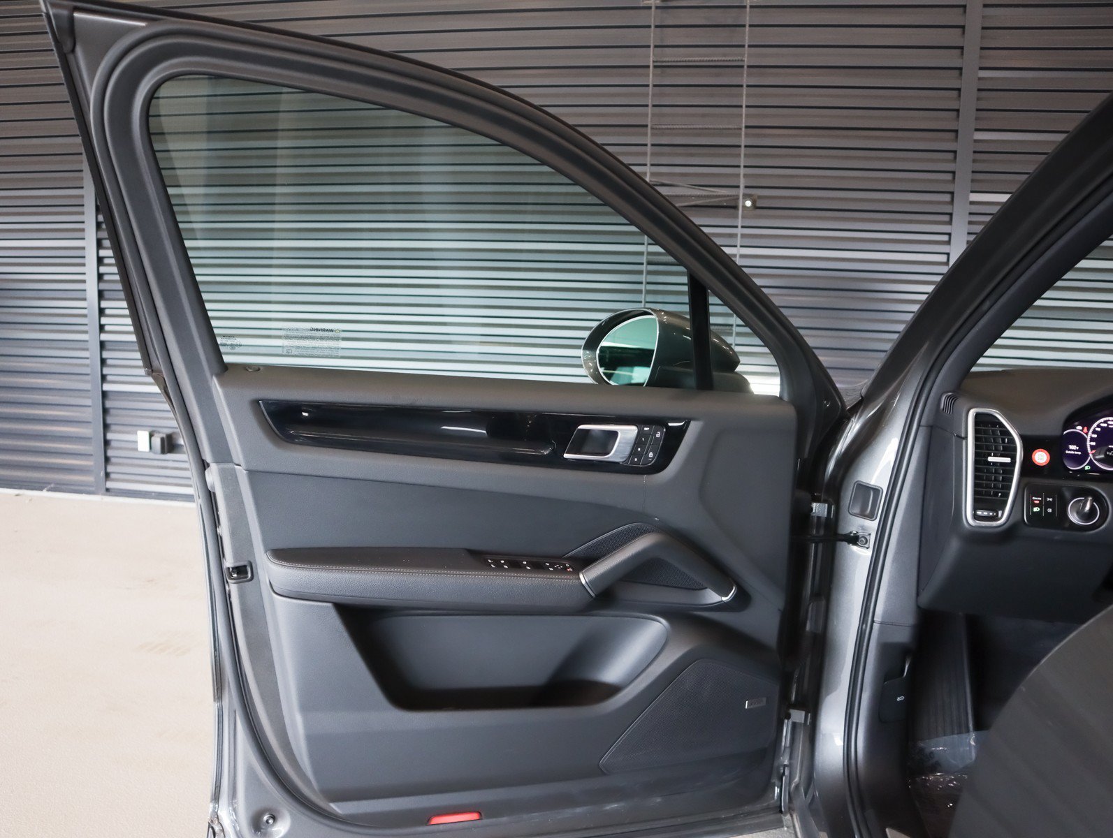 Certified 2023 Porsche Cayenne AWD/4WD image 25
